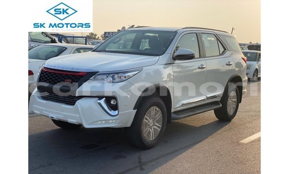 Acheter Import Voiture Toyota Fortuner Blanc à Import - Dubai, Grande Comore