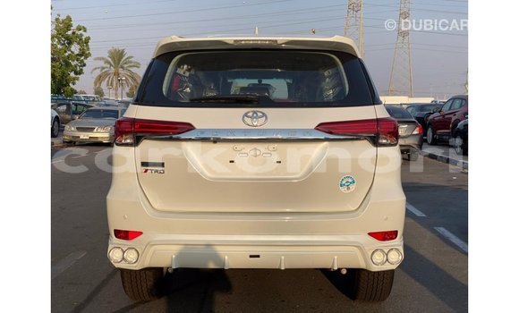Acheter Import Voiture Toyota Fortuner Blanc à Import - Dubai, Grande Comore Acheter Import Voiture Toyota Fortuner Blanc à Import - Dubai, Grande Comore
