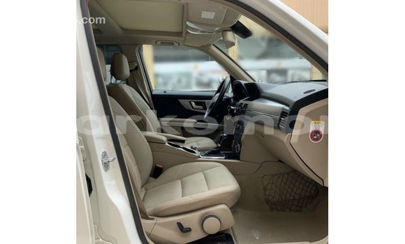 Buy Import Mercedes-Benz 190 White Car in Import - Dubai in Great Comore Buy Import Mercedes-Benz 190 White Car in Import - Dubai in Great Comore