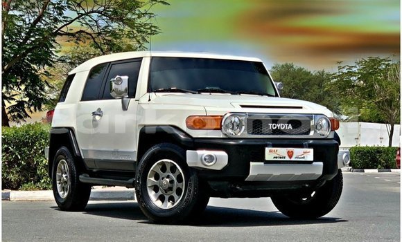 Acheter Import Voiture Toyota FJ Cruiser Blanc à Import - Dubai, Grande Comore