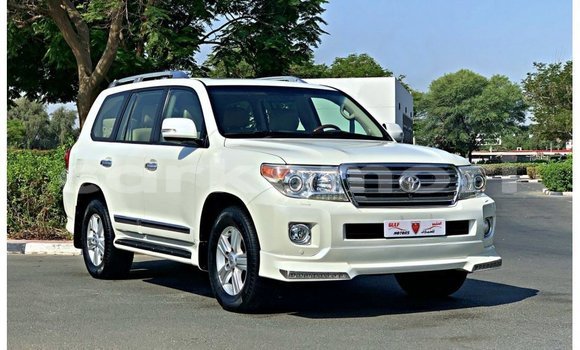 Acheter Import Voiture Toyota Land Cruiser Blanc à Import - Dubai, Grande Comore Acheter Import Voiture Toyota Land Cruiser Blanc à Import - Dubai, Grande Comore