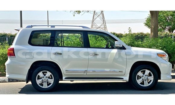 Acheter Import Voiture Toyota Land Cruiser Blanc à Import - Dubai, Grande Comore Acheter Import Voiture Toyota Land Cruiser Blanc à Import - Dubai, Grande Comore