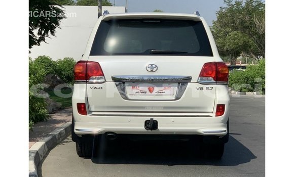 Acheter Import Voiture Toyota Land Cruiser Blanc à Import - Dubai, Grande Comore Acheter Import Voiture Toyota Land Cruiser Blanc à Import - Dubai, Grande Comore