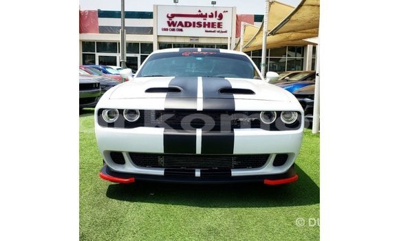 Acheter Import Voiture Dodge Challenger Blanc à Import - Dubai, Grande Comore Acheter Import Voiture Dodge Challenger Blanc à Import - Dubai, Grande Comore