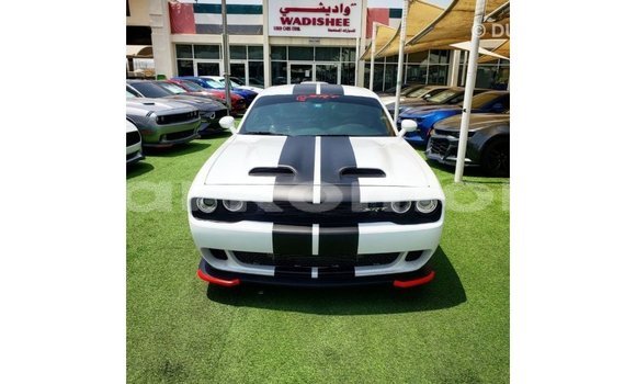 Acheter Import Voiture Dodge Challenger Blanc à Import - Dubai, Grande Comore Acheter Import Voiture Dodge Challenger Blanc à Import - Dubai, Grande Comore