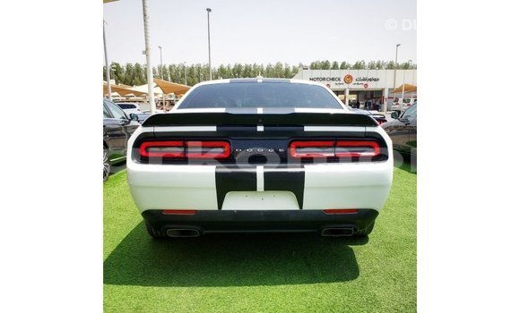 Acheter Import Voiture Dodge Challenger Blanc à Import - Dubai, Grande Comore Acheter Import Voiture Dodge Challenger Blanc à Import - Dubai, Grande Comore
