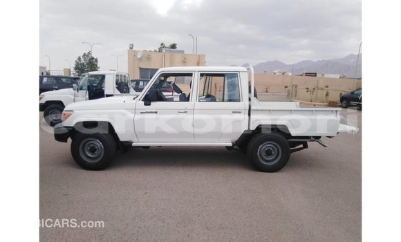 Acheter Import Voiture Toyota Land Cruiser Blanc à Import - Dubai, Grande Comore Acheter Import Voiture Toyota Land Cruiser Blanc à Import - Dubai, Grande Comore