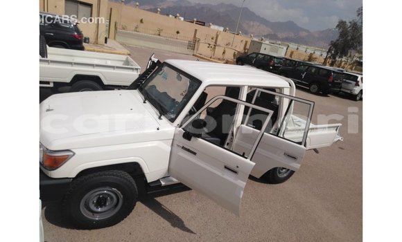 Acheter Import Voiture Toyota Land Cruiser Blanc à Import - Dubai, Grande Comore Acheter Import Voiture Toyota Land Cruiser Blanc à Import - Dubai, Grande Comore