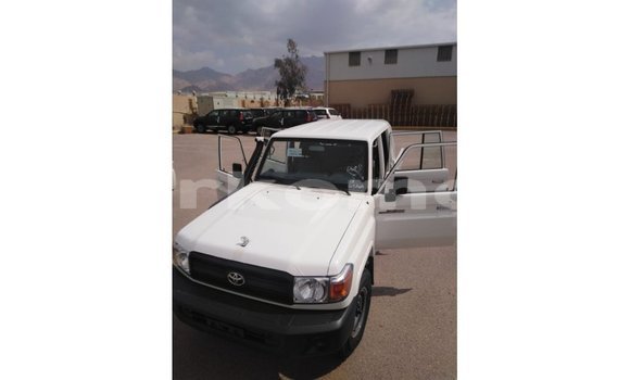 Acheter Import Voiture Toyota Land Cruiser Blanc à Import - Dubai, Grande Comore Acheter Import Voiture Toyota Land Cruiser Blanc à Import - Dubai, Grande Comore