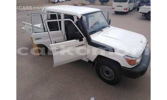 Acheter Import Voiture Toyota Land Cruiser Blanc à Import - Dubai, Grande Comore Acheter Import Voiture Toyota Land Cruiser Blanc à Import - Dubai, Grande Comore