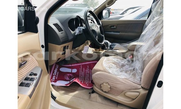 Acheter Import Voiture Toyota Fortuner Blanc à Import - Dubai, Grande Comore Acheter Import Voiture Toyota Fortuner Blanc à Import - Dubai, Grande Comore