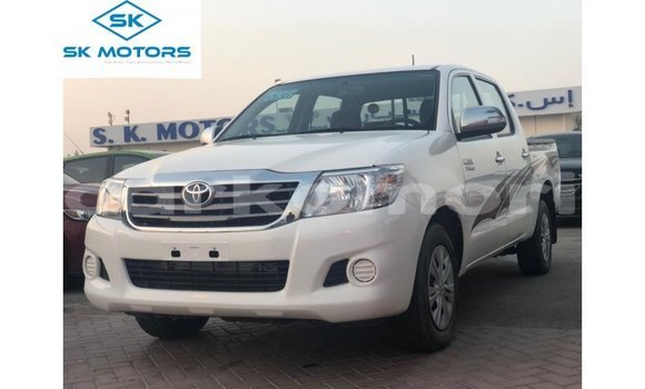 Acheter Import Voiture Toyota Hilux Blanc à Import - Dubai, Grande Comore
