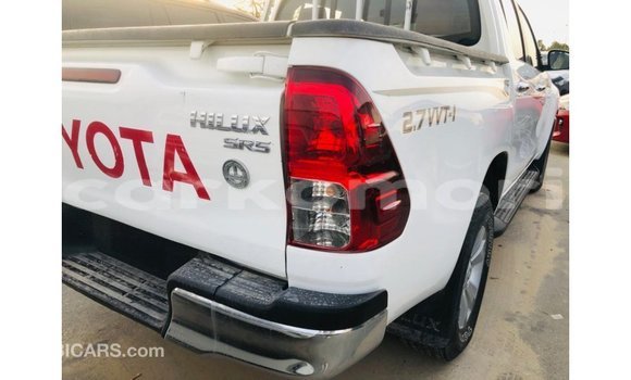 Acheter Import Voiture Toyota Hilux Blanc à Import - Dubai, Grande Comore Acheter Import Voiture Toyota Hilux Blanc à Import - Dubai, Grande Comore