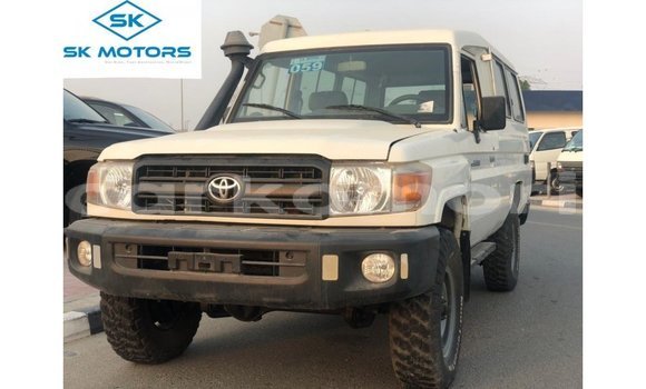 Buy Import Toyota Land Cruiser White Car in Import - Dubai in Great Comore Buy Import Toyota Land Cruiser White Car in Import - Dubai in Great Comore