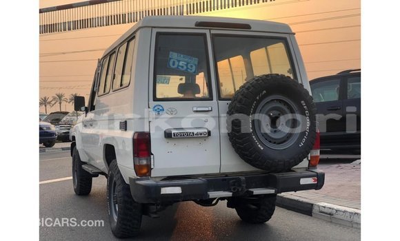 Buy Import Toyota Land Cruiser White Car in Import - Dubai in Great Comore Buy Import Toyota Land Cruiser White Car in Import - Dubai in Great Comore