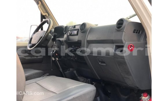 Buy Import Toyota Land Cruiser White Car in Import - Dubai in Great Comore Buy Import Toyota Land Cruiser White Car in Import - Dubai in Great Comore