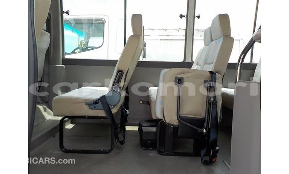 Acheter Import Voiture Toyota Coaster Blanc à Import - Dubai, Grande Comore Acheter Import Voiture Toyota Coaster Blanc à Import - Dubai, Grande Comore