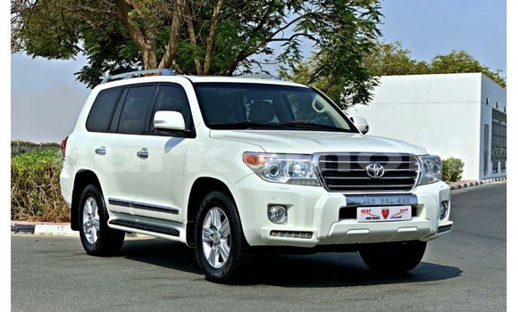 Buy Import Toyota Land Cruiser White Car in Import - Dubai in Great Comore Buy Import Toyota Land Cruiser White Car in Import - Dubai in Great Comore
