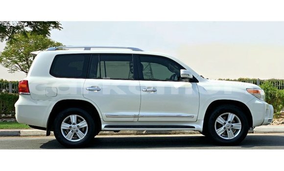 Buy Import Toyota Land Cruiser White Car in Import - Dubai in Great Comore Buy Import Toyota Land Cruiser White Car in Import - Dubai in Great Comore