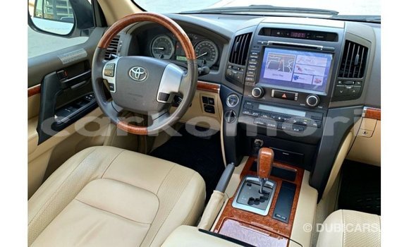 Buy Import Toyota Land Cruiser White Car in Import - Dubai in Great Comore Buy Import Toyota Land Cruiser White Car in Import - Dubai in Great Comore