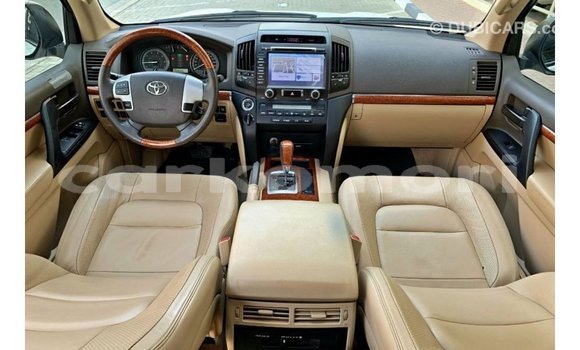 Buy Import Toyota Land Cruiser White Car in Import - Dubai in Great Comore Buy Import Toyota Land Cruiser White Car in Import - Dubai in Great Comore