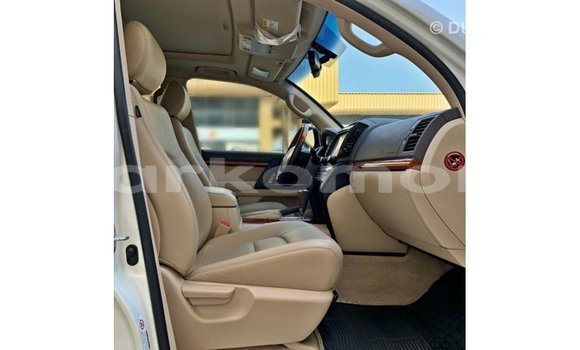 Buy Import Toyota Land Cruiser White Car in Import - Dubai in Great Comore Buy Import Toyota Land Cruiser White Car in Import - Dubai in Great Comore