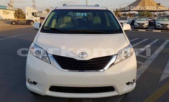 Acheter Import Voiture Toyota Sienna Blanc à Import - Dubai, Grande Comore Acheter Import Voiture Toyota Sienna Blanc à Import - Dubai, Grande Comore