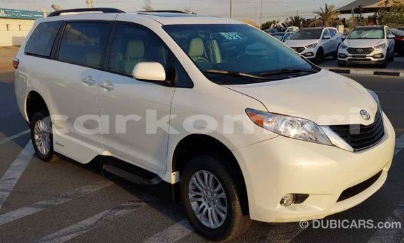 Acheter Import Voiture Toyota Sienna Blanc à Import - Dubai, Grande Comore Acheter Import Voiture Toyota Sienna Blanc à Import - Dubai, Grande Comore