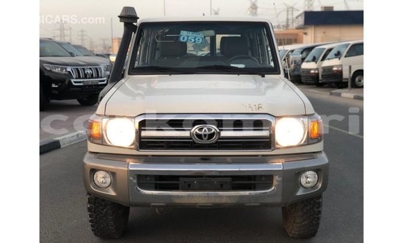 Acheter Import Voiture Toyota Land Cruiser Blanc à Import - Dubai, Grande Comore Acheter Import Voiture Toyota Land Cruiser Blanc à Import - Dubai, Grande Comore
