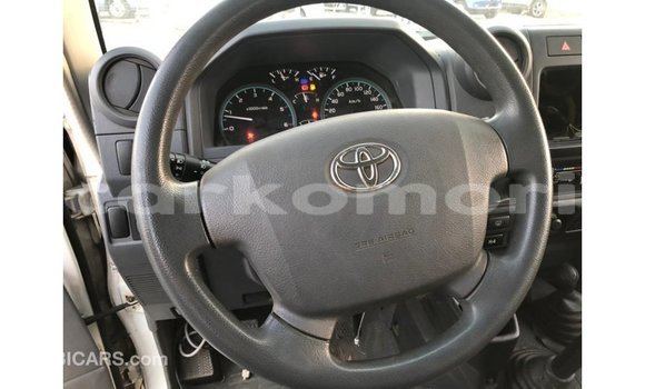 Acheter Import Voiture Toyota Land Cruiser Blanc à Import - Dubai, Grande Comore Acheter Import Voiture Toyota Land Cruiser Blanc à Import - Dubai, Grande Comore
