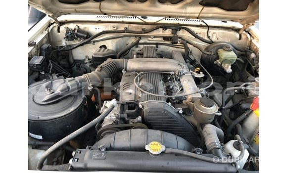 Acheter Import Voiture Toyota Land Cruiser Blanc à Import - Dubai, Grande Comore Acheter Import Voiture Toyota Land Cruiser Blanc à Import - Dubai, Grande Comore