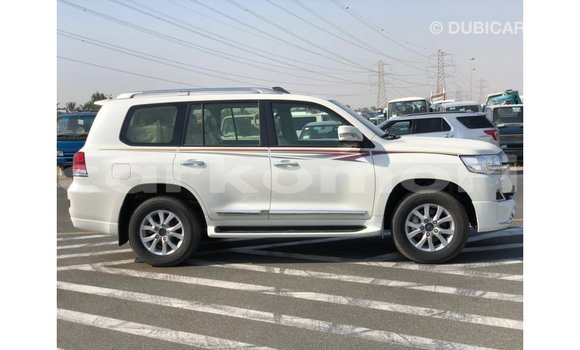 Acheter Import Voiture Toyota Land Cruiser Blanc à Import - Dubai, Grande Comore Acheter Import Voiture Toyota Land Cruiser Blanc à Import - Dubai, Grande Comore