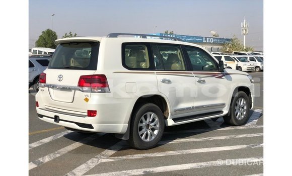 Acheter Import Voiture Toyota Land Cruiser Blanc à Import - Dubai, Grande Comore Acheter Import Voiture Toyota Land Cruiser Blanc à Import - Dubai, Grande Comore