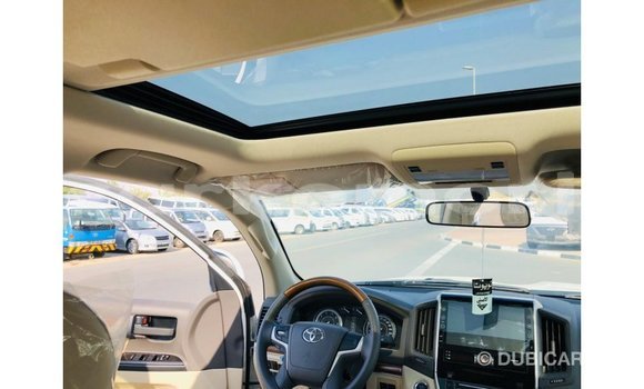 Acheter Import Voiture Toyota Land Cruiser Blanc à Import - Dubai, Grande Comore Acheter Import Voiture Toyota Land Cruiser Blanc à Import - Dubai, Grande Comore