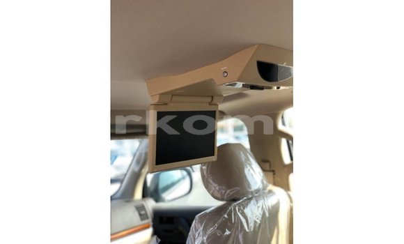 Acheter Import Voiture Toyota Land Cruiser Blanc à Import - Dubai, Grande Comore Acheter Import Voiture Toyota Land Cruiser Blanc à Import - Dubai, Grande Comore