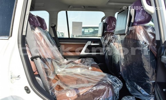 Buy Import Toyota Land Cruiser White Car in Import - Dubai in Great Comore Buy Import Toyota Land Cruiser White Car in Import - Dubai in Great Comore