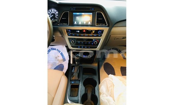 Acheter Import Voiture Hyundai Sonata Rouge à Import - Dubai, Grande Comore Acheter Import Voiture Hyundai Sonata Rouge à Import - Dubai, Grande Comore