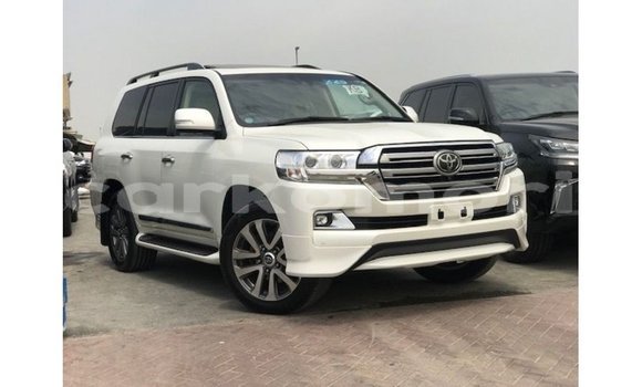 Acheter Import Voiture Toyota Land Cruiser Blanc à Import - Dubai, Grande Comore Acheter Import Voiture Toyota Land Cruiser Blanc à Import - Dubai, Grande Comore