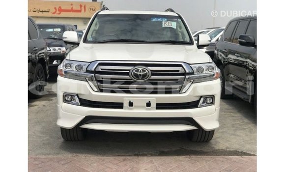 Acheter Import Voiture Toyota Land Cruiser Blanc à Import - Dubai, Grande Comore Acheter Import Voiture Toyota Land Cruiser Blanc à Import - Dubai, Grande Comore