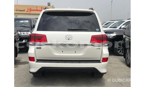 Acheter Import Voiture Toyota Land Cruiser Blanc à Import - Dubai, Grande Comore Acheter Import Voiture Toyota Land Cruiser Blanc à Import - Dubai, Grande Comore