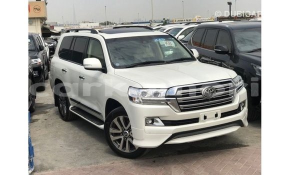 Acheter Import Voiture Toyota Land Cruiser Blanc à Import - Dubai, Grande Comore Acheter Import Voiture Toyota Land Cruiser Blanc à Import - Dubai, Grande Comore