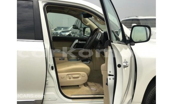 Acheter Import Voiture Toyota Land Cruiser Blanc à Import - Dubai, Grande Comore Acheter Import Voiture Toyota Land Cruiser Blanc à Import - Dubai, Grande Comore