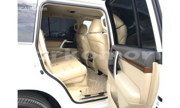 Acheter Import Voiture Toyota Land Cruiser Blanc à Import - Dubai, Grande Comore Acheter Import Voiture Toyota Land Cruiser Blanc à Import - Dubai, Grande Comore