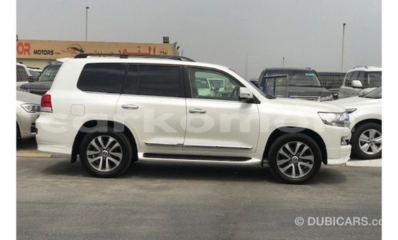 Acheter Import Voiture Toyota Land Cruiser Blanc à Import - Dubai, Grande Comore Acheter Import Voiture Toyota Land Cruiser Blanc à Import - Dubai, Grande Comore