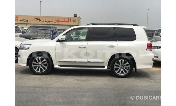 Acheter Import Voiture Toyota Land Cruiser Blanc à Import - Dubai, Grande Comore Acheter Import Voiture Toyota Land Cruiser Blanc à Import - Dubai, Grande Comore