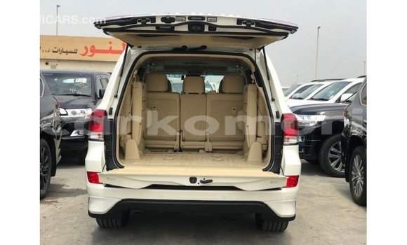 Acheter Import Voiture Toyota Land Cruiser Blanc à Import - Dubai, Grande Comore Acheter Import Voiture Toyota Land Cruiser Blanc à Import - Dubai, Grande Comore