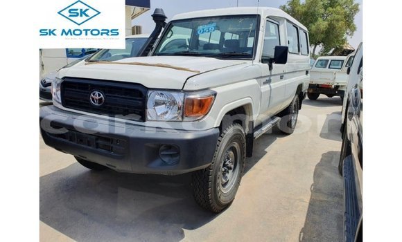 Acheter Import Voiture Toyota Land Cruiser Blanc à Import - Dubai, Grande Comore Acheter Import Voiture Toyota Land Cruiser Blanc à Import - Dubai, Grande Comore