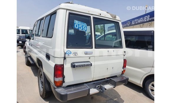 Acheter Import Voiture Toyota Land Cruiser Blanc à Import - Dubai, Grande Comore Acheter Import Voiture Toyota Land Cruiser Blanc à Import - Dubai, Grande Comore
