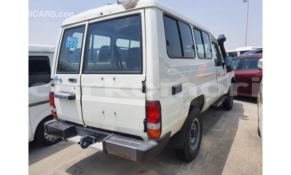 Acheter Import Voiture Toyota Land Cruiser Blanc à Import - Dubai, Grande Comore Acheter Import Voiture Toyota Land Cruiser Blanc à Import - Dubai, Grande Comore