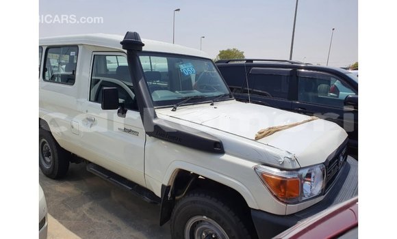 Acheter Import Voiture Toyota Land Cruiser Blanc à Import - Dubai, Grande Comore Acheter Import Voiture Toyota Land Cruiser Blanc à Import - Dubai, Grande Comore